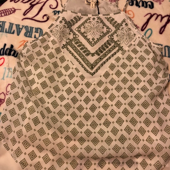 Super cute tank top!! Never worn - Picture 2 of 3